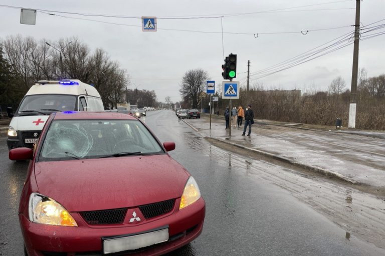 В Твери иномарка сбила девочку, которая перебегала дорогу на красный сигнал светофора
