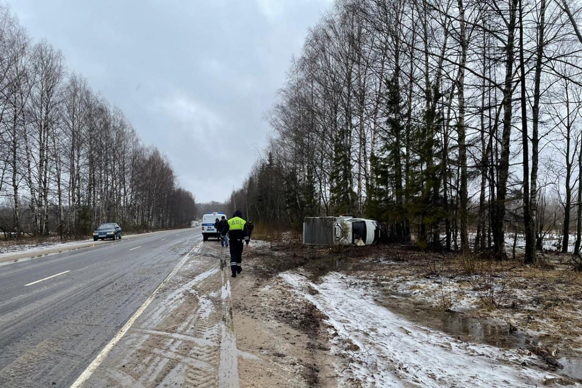 В Тверской области опрокинулась Газель