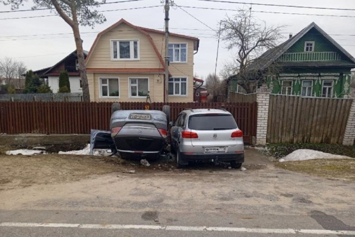 В селе в Тверской области перевернулась легковушка