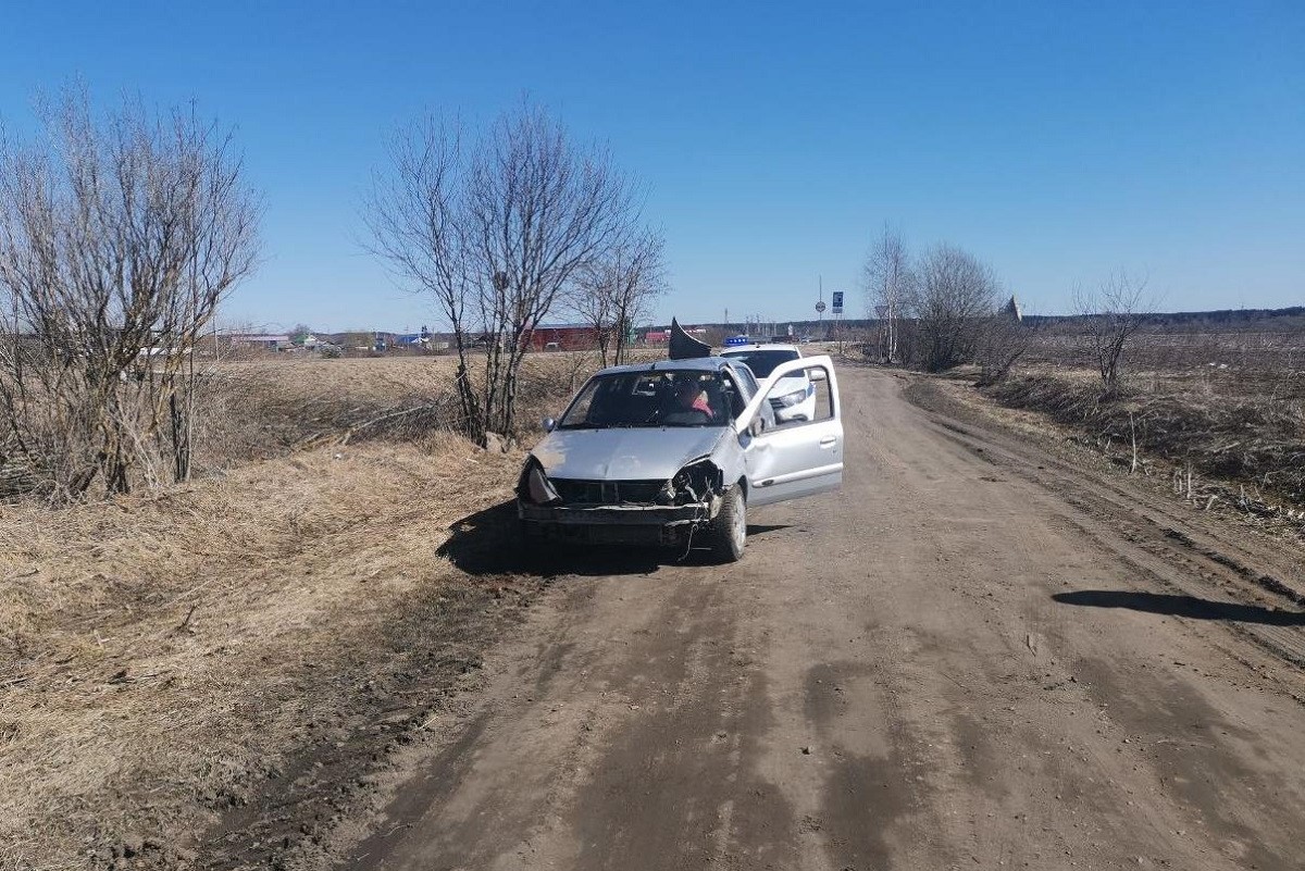 В Тверской области вылетела в кювет и опрокинулась легковушка