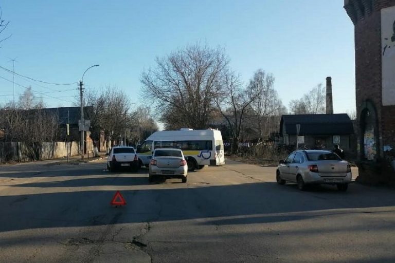 В Тверской области столкнулись микроавтобус и легковушка