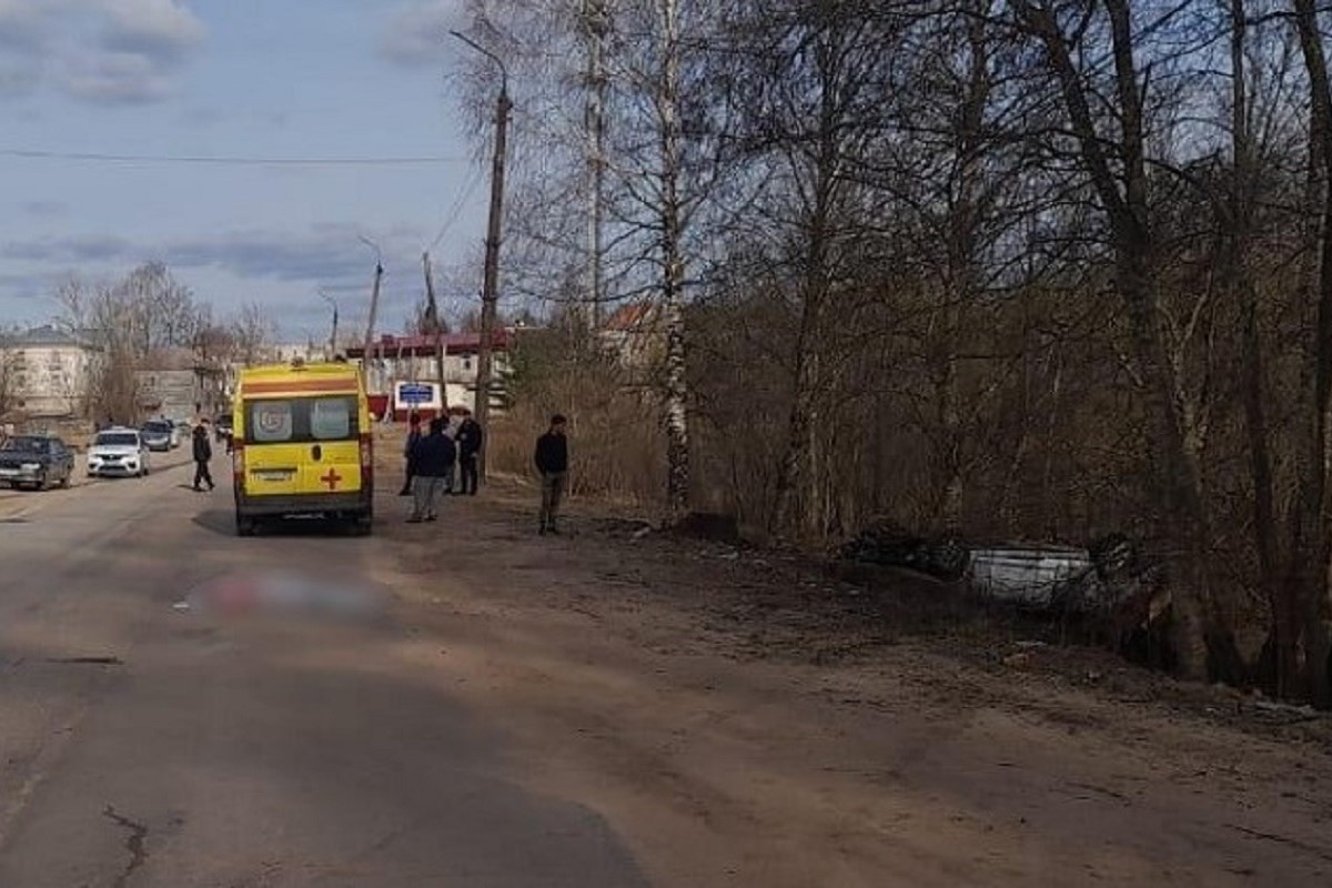 Иномарка сбила насмерть велосипедиста и перевернулась в Тверской области