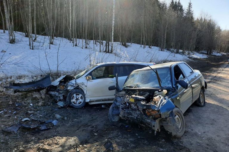 Три человека пострадали в лобовом ДТП в Тверской области