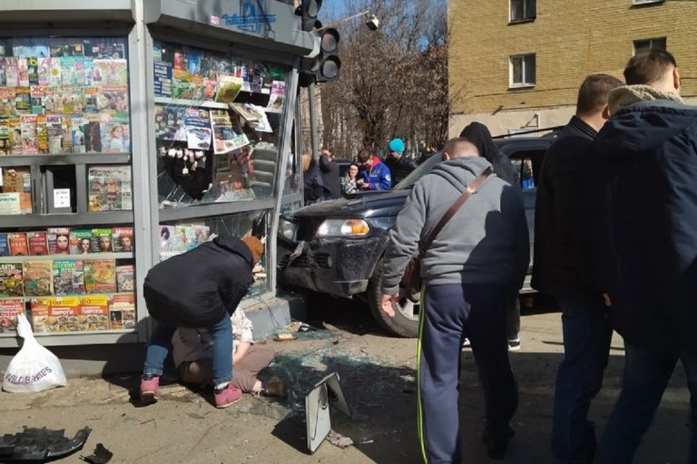 Внедорожник столкнулся с машиной "скорой" на Волоколамском проспекте в Твери