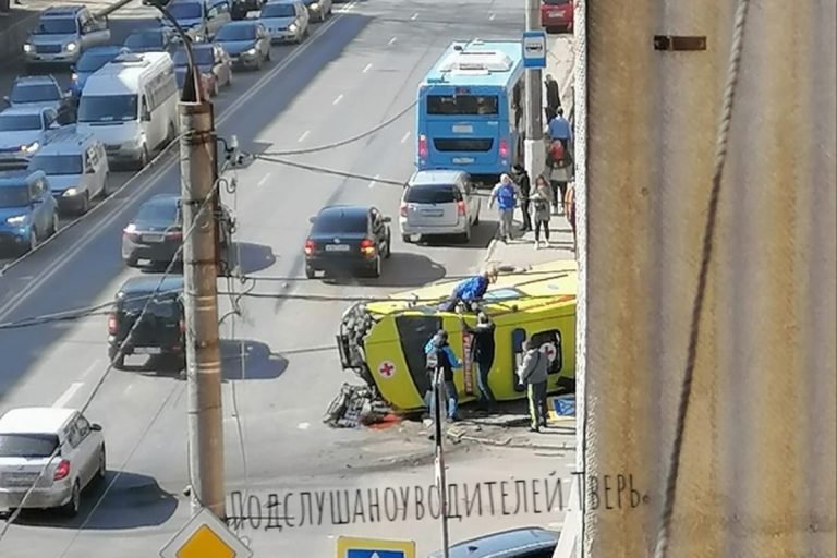 Внедорожник протаранил скорую на Волоколамском проспекте в Твери