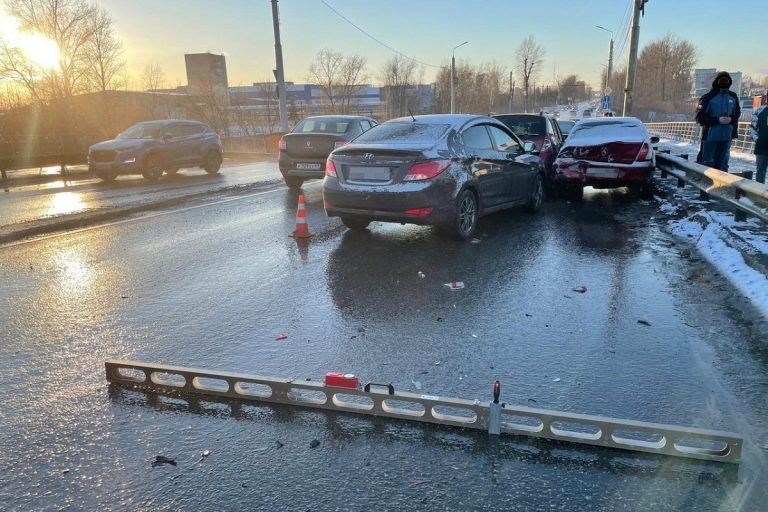На Московском шоссе в Твери столкнулись 4 автомобиля