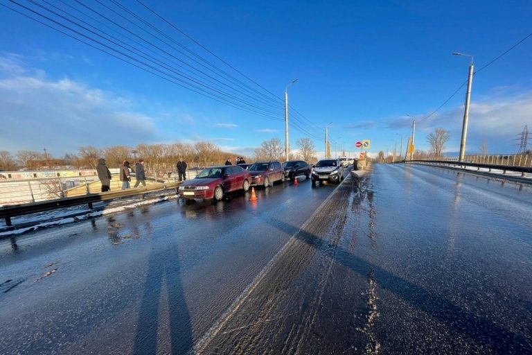 На Московском шоссе в Твери столкнулись 4 автомобиля