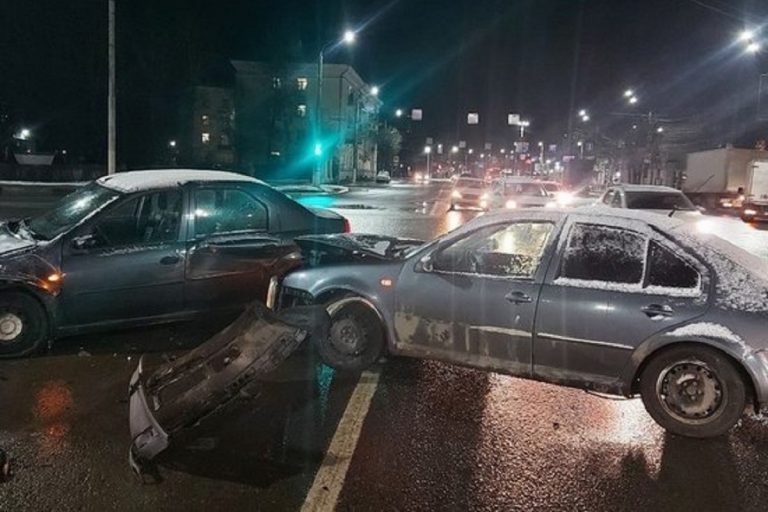На улице Вагжанова в Твери столкнулись легковушки
