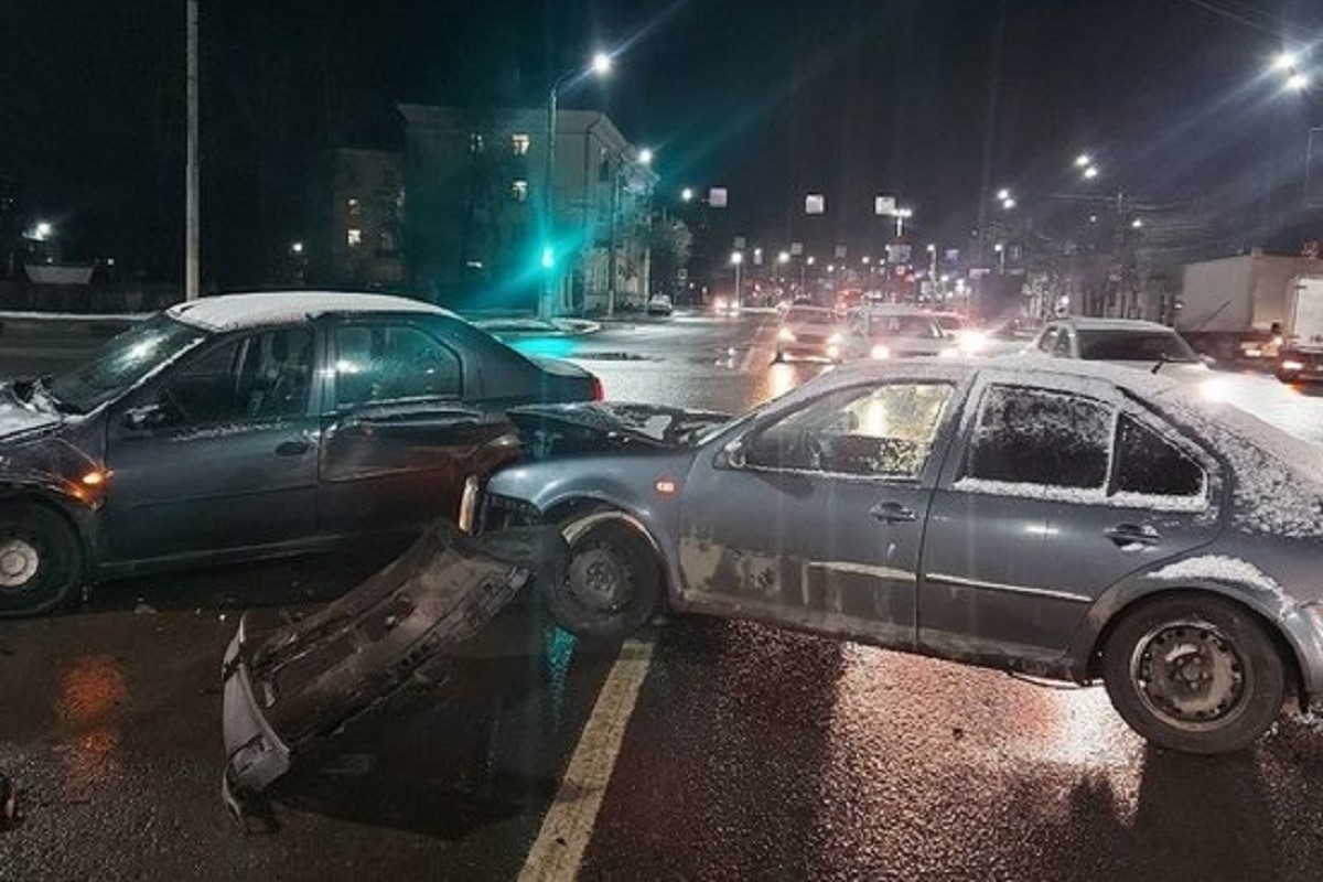 На улице Вагжанова в Твери столкнулись легковушки