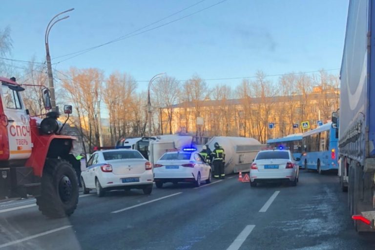 У Восточного моста в Твери опрокинулся муковоз