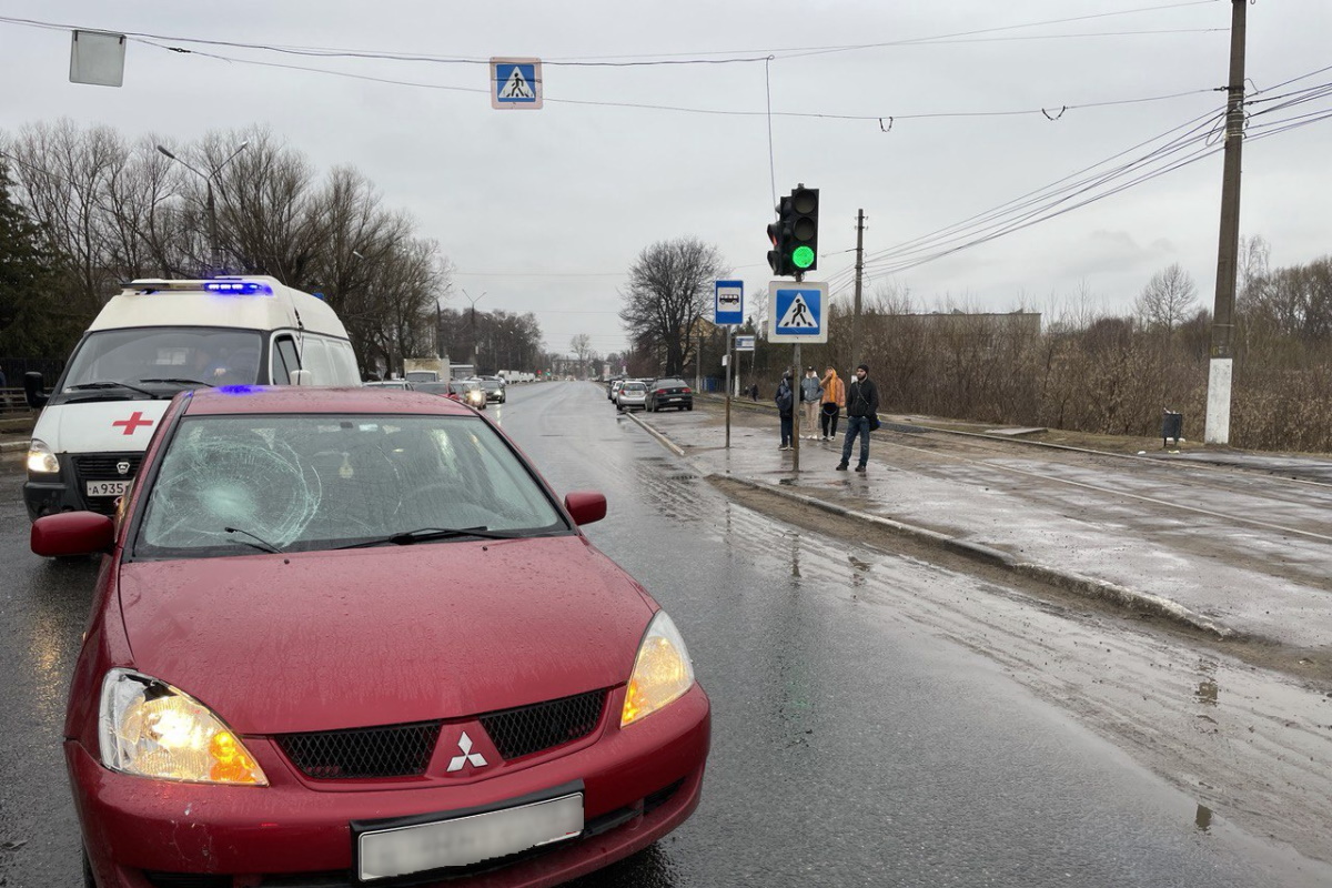 В Твери иномарка сбила девочку, которая перебегала дорогу на красный сигнал светофора