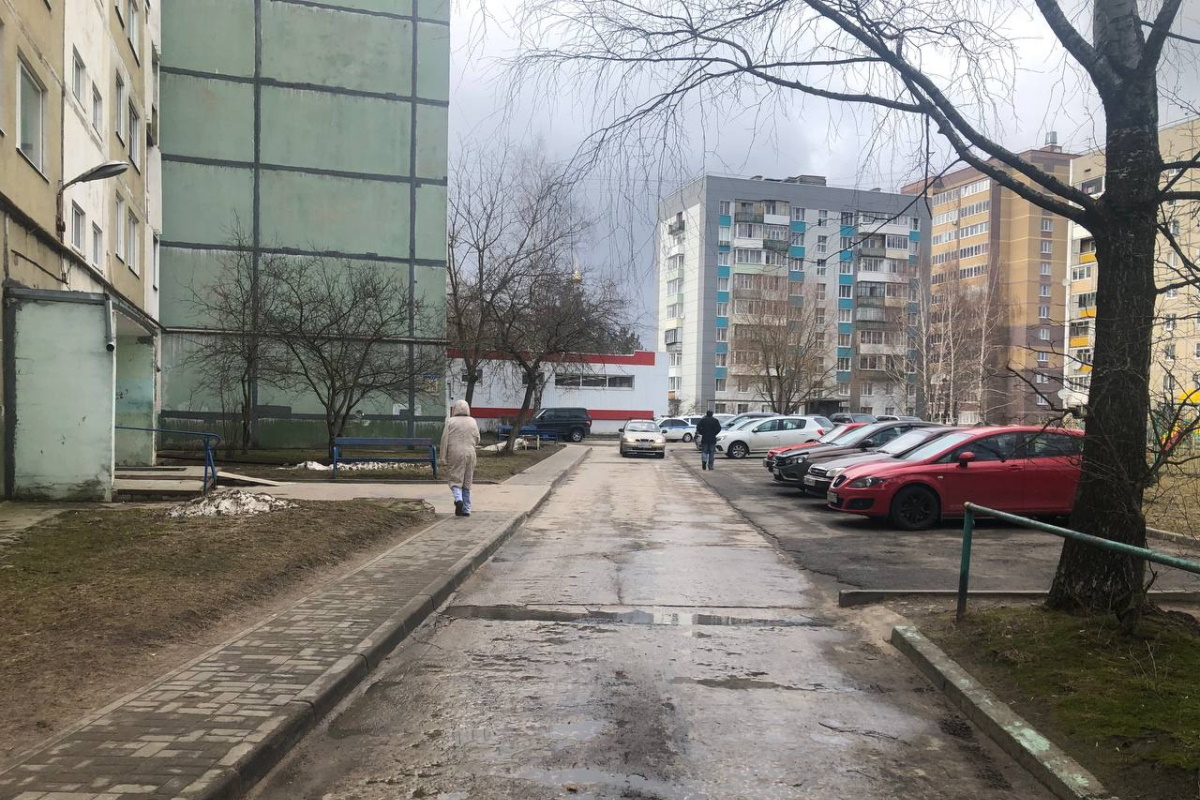 В Конаково водитель LADA Largus сбил во дворе дома 3-летнюю девочку и скрылся с места
