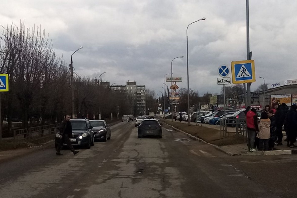 Двое подростков попали под колёса иномарки в Твери