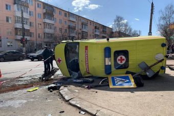 Внедорожник столкнулся с машиной "скорой" на Волоколамском проспекте в Твери