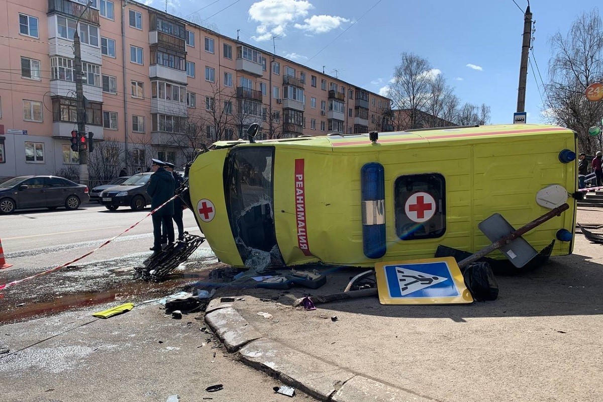 Внедорожник столкнулся с машиной скорой на Волоколамском проспекте в Твери
