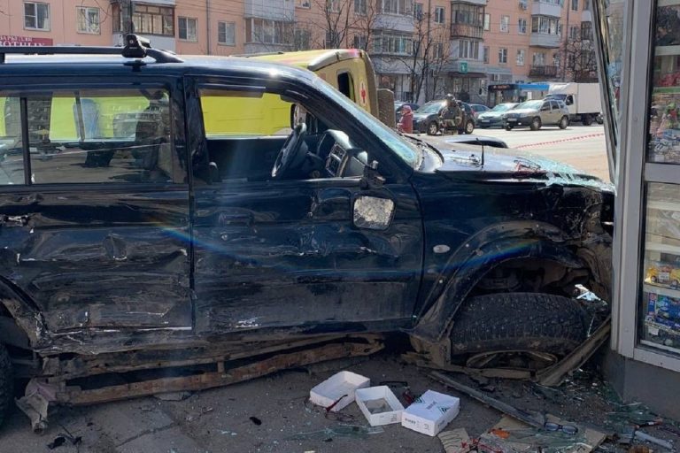 Внедорожник столкнулся с машиной "скорой" на Волоколамском проспекте в Твери
