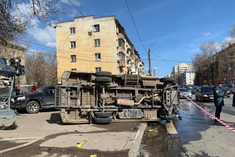 Внедорожник столкнулся с машиной "скорой" на Волоколамском проспекте в Твери
