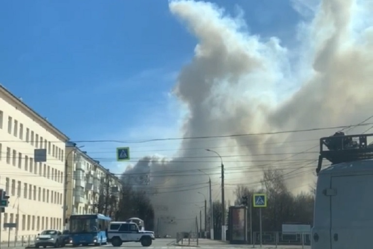 В Твери центр заволокло дымом от горящего здания военного учреждения