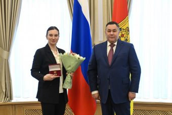 Губернатор Игорь Руденя вручил чемпионке Олимпиады Наталье Непряевой и её тренерам награды