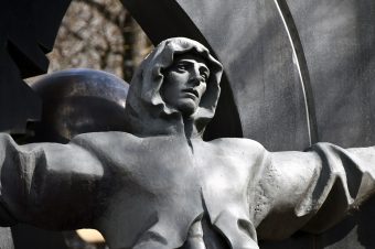В Тверской области к подножию памятника героям-чернобыльцам возложили цветы
