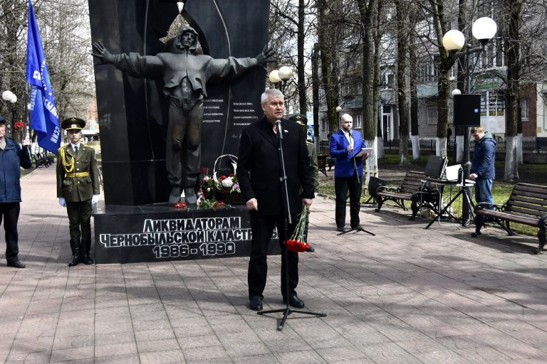 В Тверской области к подножию памятника героям-чернобыльцам возложили цветы