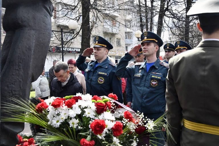 В Тверской области к подножию памятника героям-чернобыльцам возложили цветы
