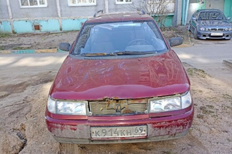 В Твери чиновники требуют убрать неуместный автомобиль с улицы Фадеева