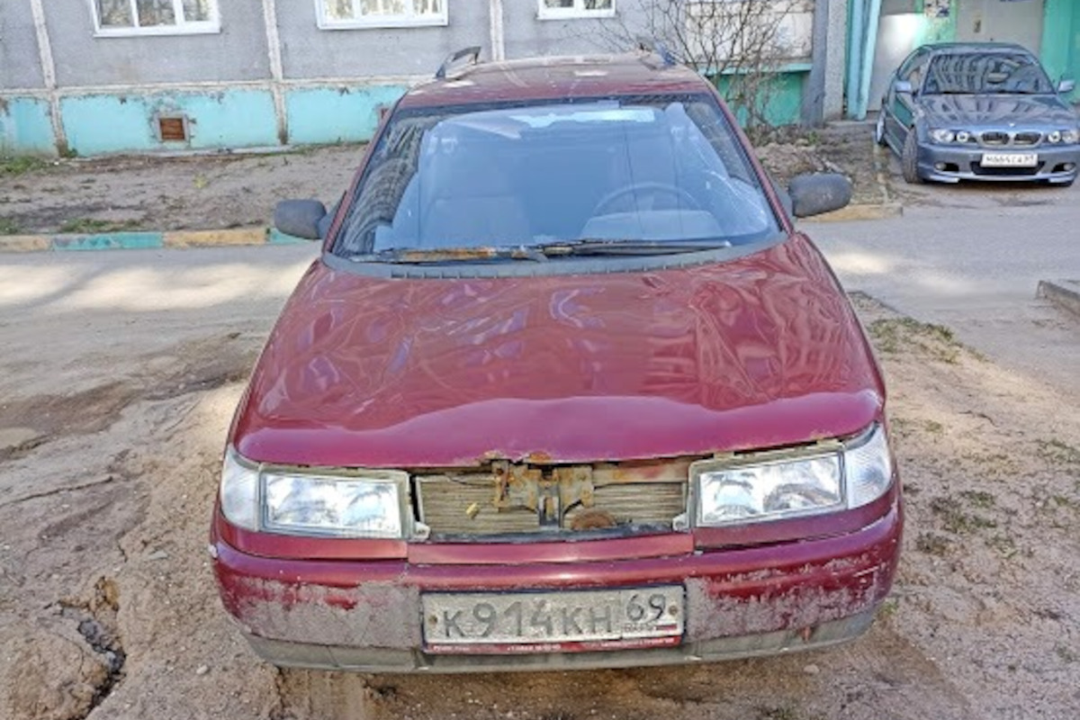 В Твери чиновники требуют убрать неуместный автомобиль с улицы Фадеева