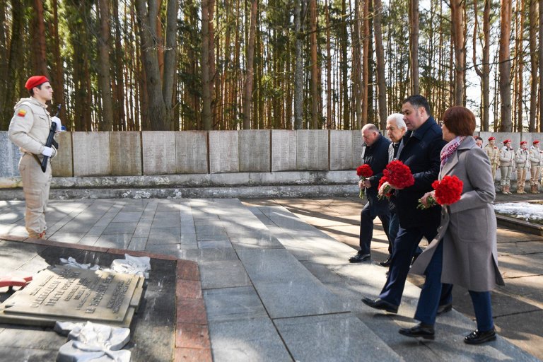 Игорь Руденя начал рабочую поездку в Зубцовский район с возложения цветов к обелиску мемориального комплекса на Московской Горе