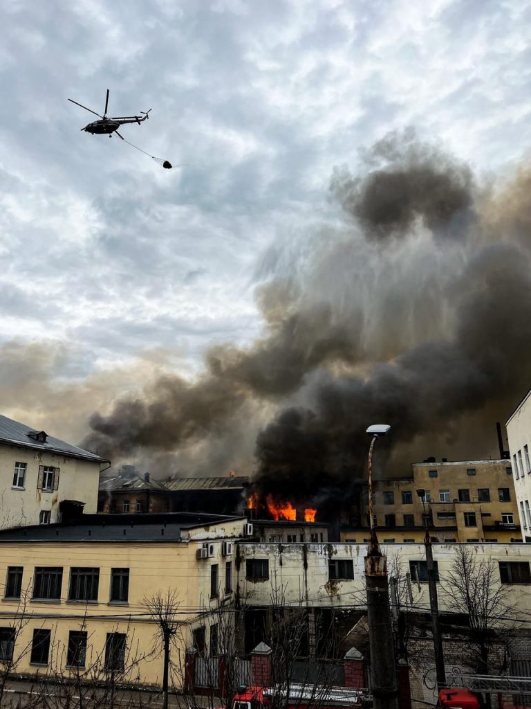 На горящее здание НИИ Минобороны в Твери совершили 7 сбросов воды с воздуха