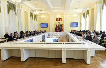 Заседание правительства Тверской области началось с минуты молчания в память о погибших в НИИ Минобороны