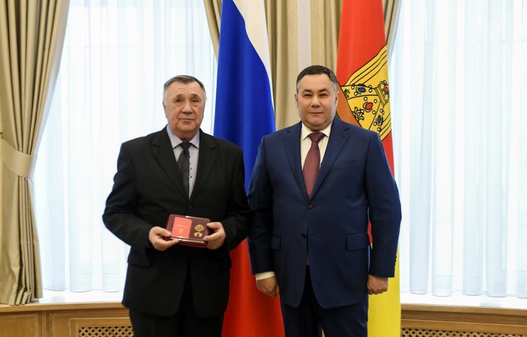 Губернатор Игорь Руденя вручил чемпионке Олимпиады Наталье Непряевой и её тренерам награды