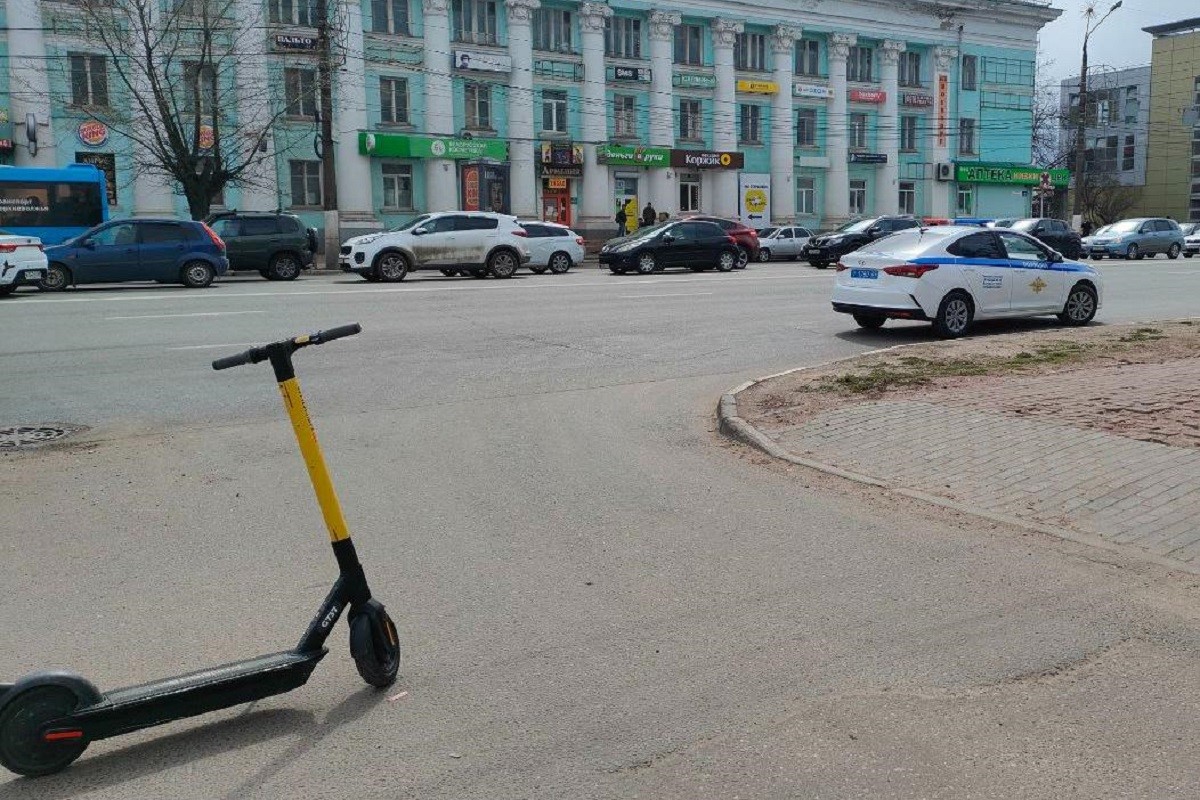 Девушка на электросамокате столкнулась с Porsche в Твери