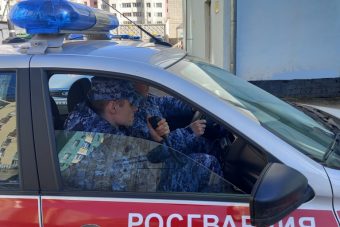 Тверские росгвардейцы пришли на помощь мужчине, мчавшемуся по улице с криком «Держи вора!»