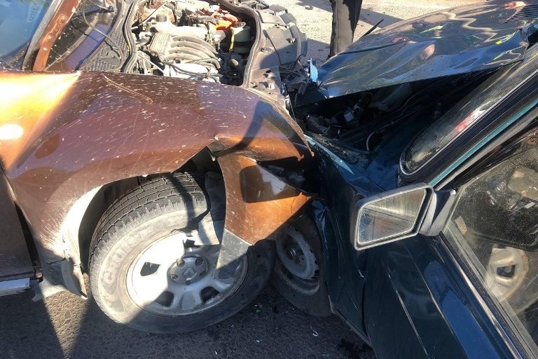 Пенсионер пострадал в жестком столкновении двух автомобилей в Тверской области