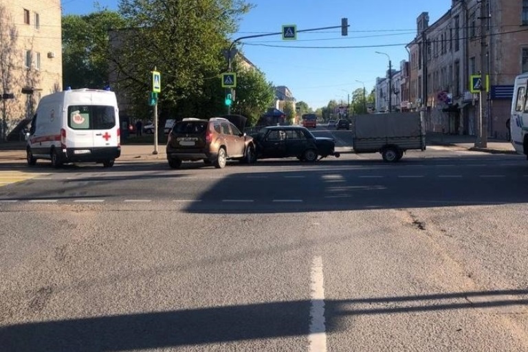 Пенсионер пострадал в жестком столкновении двух автомобилей в Тверской области