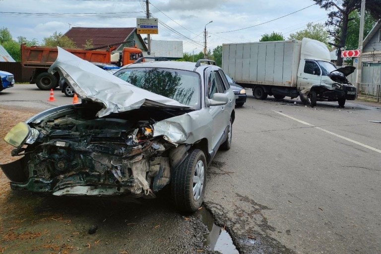 Два человека пострадали в ДТП с участием фургона и легковушки в Твери