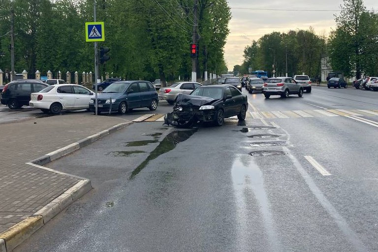 Мужчина получил травмы в ДТП с участием трех автомобилей в Твери