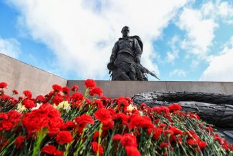В Тверской области начались торжества в честь Дня Победы у Ржевского мемориала Советскому солдату