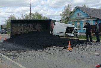 Водитель фургона погиб при столкновении с самосвалом в Тверской области