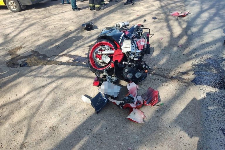 Водитель мотоцикла пострадал при столкновении с легковушкой в Тверской области