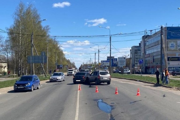 Подросток пострадал при столкновении легковушек в Тверской области