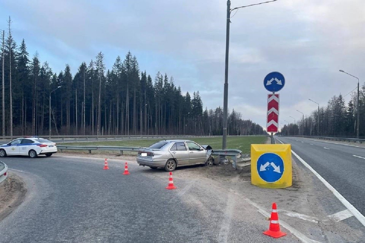 Иномарка врезалась в ограждение на М-10 в Тверской области