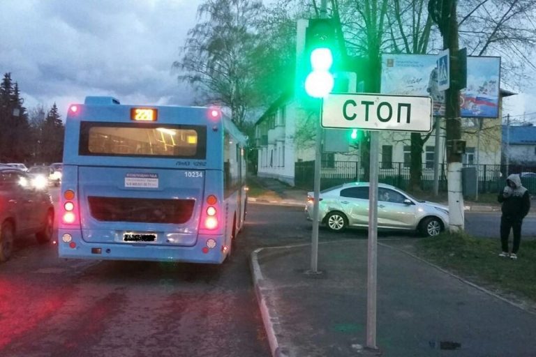 На Октябрьском проспекте в Твери столкнулись легковушка и автобус