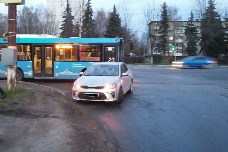 На Октябрьском проспекте в Твери столкнулись легковушка и автобус