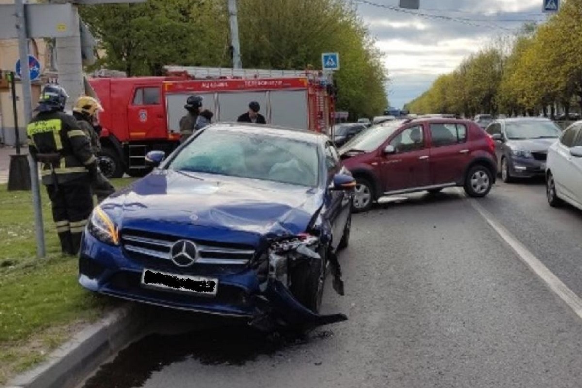 Пятилетний ребенок пострадал при столкновении Mercedes и Renault в Твери