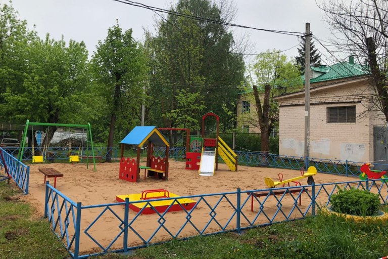 В Пролетарском районе Твери обустроили новую детскую игровую площадку