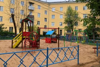 В Пролетарском районе Твери обустроили новую детскую игровую площадку В Пролетарском районе Твери обустроили новую детскую игровую площадку