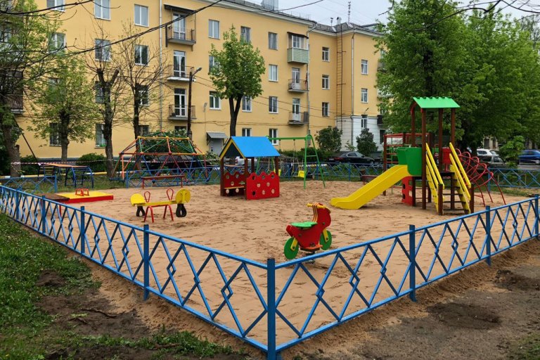 В Пролетарском районе Твери обустроили новую детскую игровую площадку
