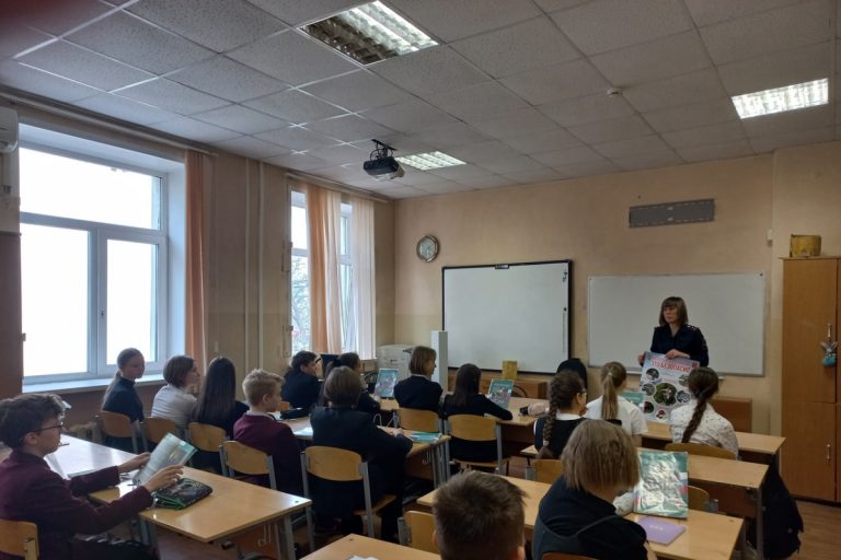 Сотрудники ГИБДД проводят беседы со школьниками в Твери Сотрудники ГИБДД проводят беседы со школьниками в Твери